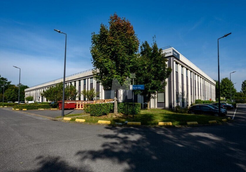 Light Industrial in Lisses to rent - Building Photo - Image 2 of 9