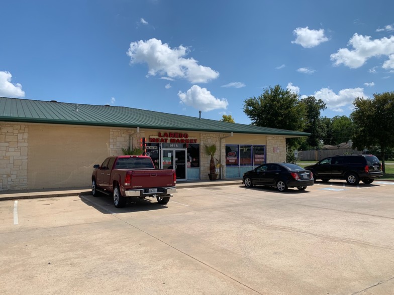 909-911 E Davis St, Mesquite, TX for rent - Building Photo - Image 2 of 7