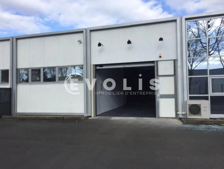 Light Industrial in Bondoufle to rent - Building Photo - Image 1 of 7