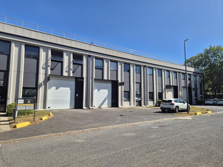 Industrial in Lognes to rent - Building Photo - Image 1 of 11
