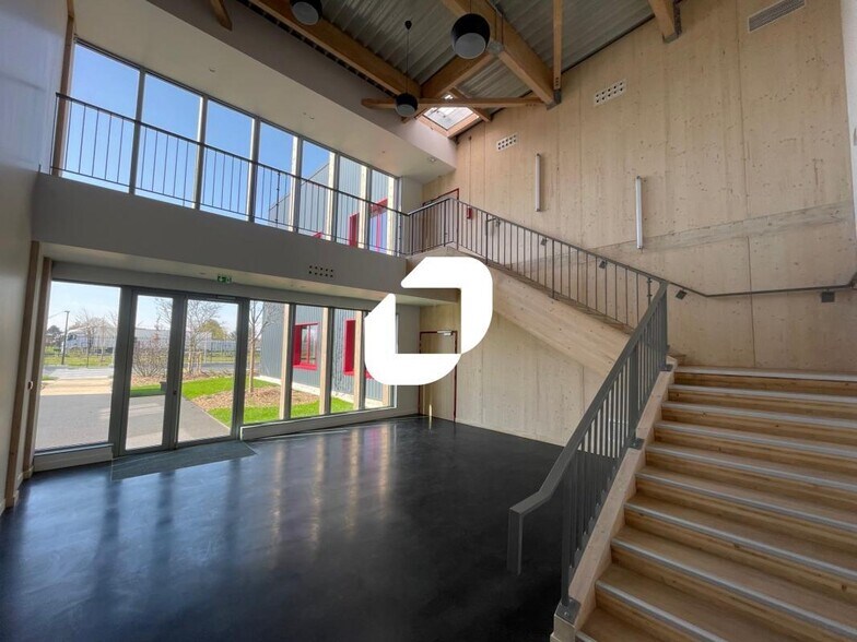 Industrial in Le Thillay to rent - Interior Photo - Image 3 of 12