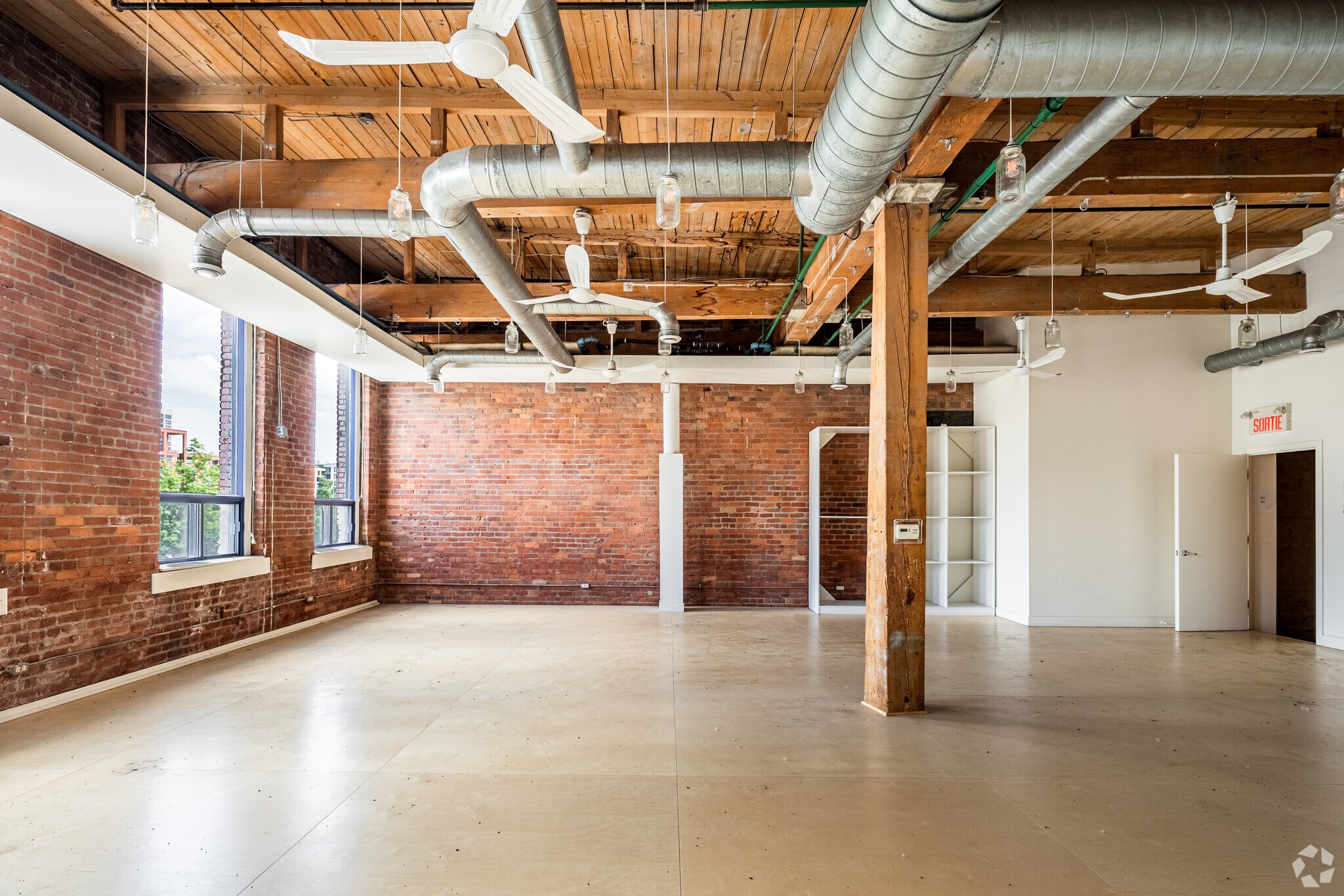 364-424 Rue Guy E, Montréal, QC to rent Interior Photo- Image 1 of 4