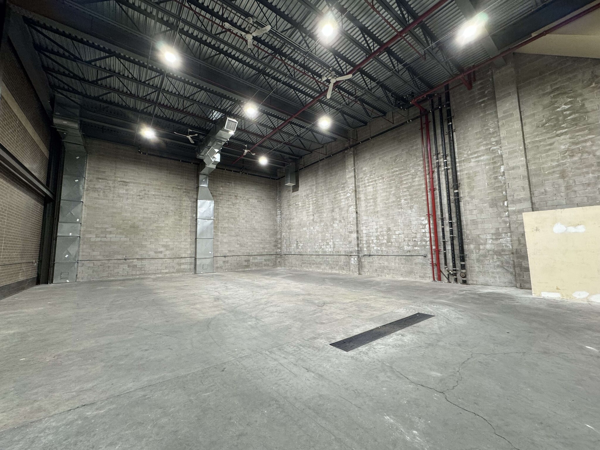 Queens, Maspeth, NY to rent Building Photo- Image 1 of 7