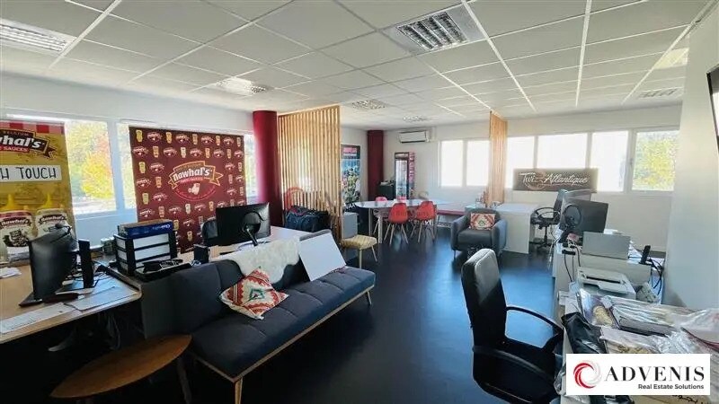 Office in Mérignac to rent - Interior Photo - Image 2 of 12