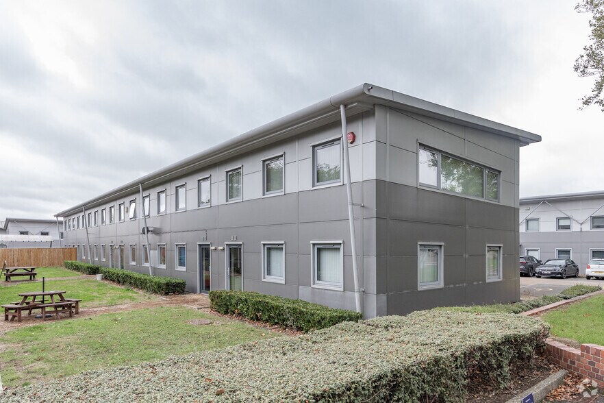 Pine Ct, Swindon to rent - Building Photo - Image 3 of 3