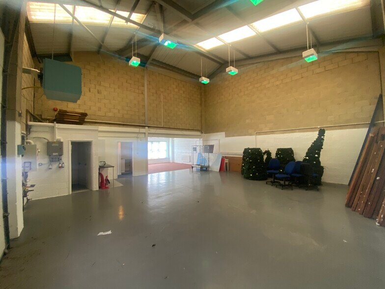 Royce Clos, Andover to rent - Building Photo - Image 3 of 4