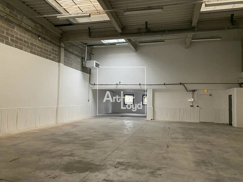 Light Industrial in Lieusaint to rent - Interior Photo - Image 1 of 3