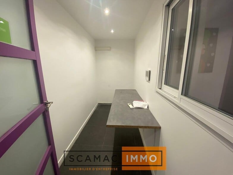 Retail in Auriol for sale - Interior Photo - Image 3 of 5