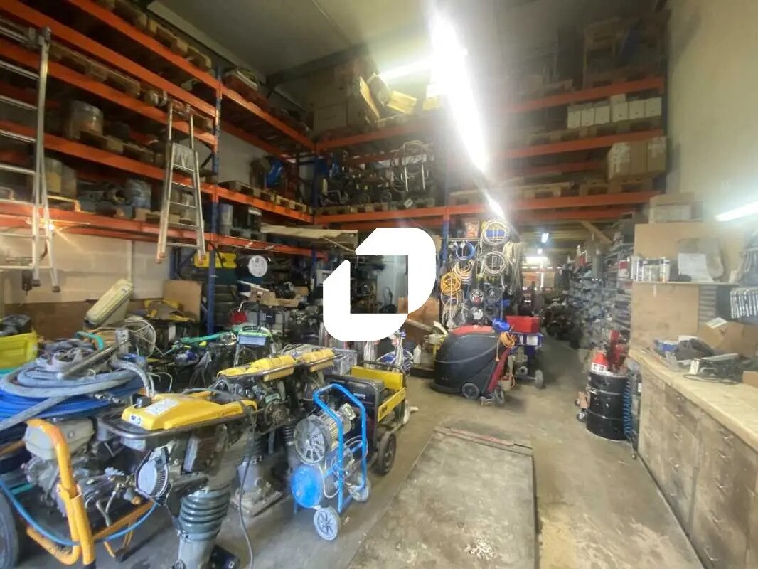 Light Industrial in Le Haillan to rent Interior Photo- Image 1 of 9