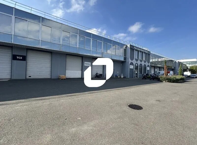 Light Industrial in Saint-Denis to rent Building Photo- Image 1 of 2