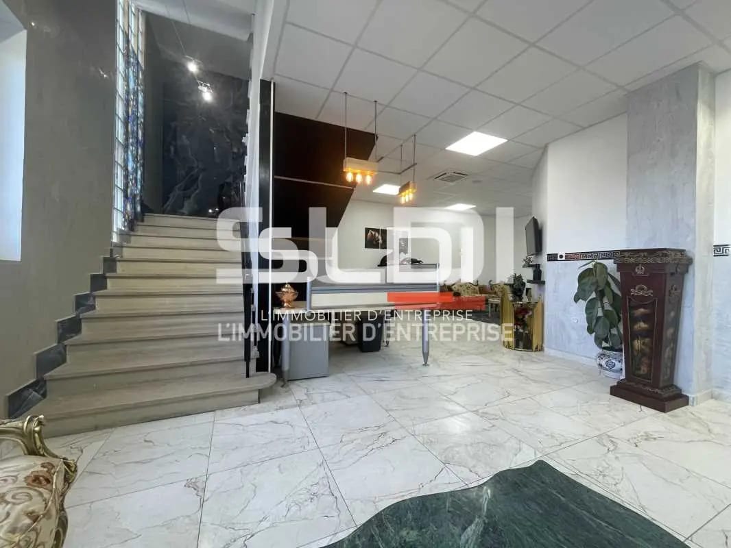 Office in Saint-Priest to rent Interior Photo- Image 1 of 9