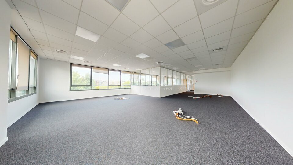 Office in Champagne-au-Mont-d'Or to rent - Building Photo - Image 2 of 12