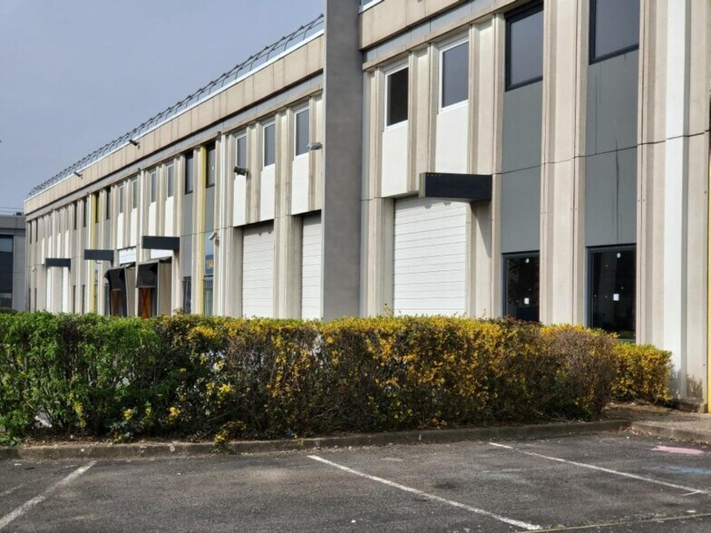Light Industrial in Gennevilliers to rent - Building Photo - Image 2 of 10