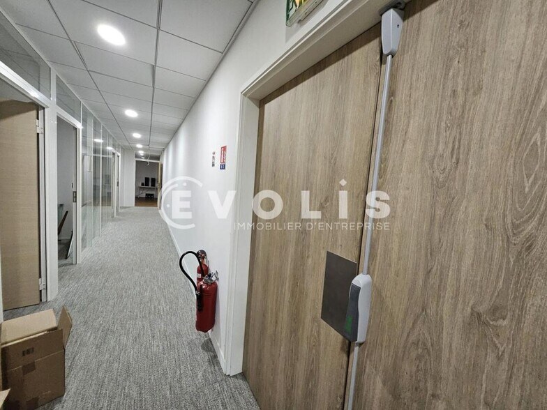 Office in Arcueil to rent - Interior Photo - Image 2 of 16