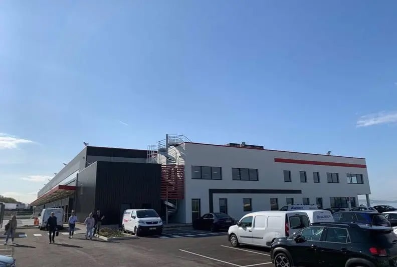 Light Industrial in Vitrolles to rent - Primary Photo - Image 2 of 4