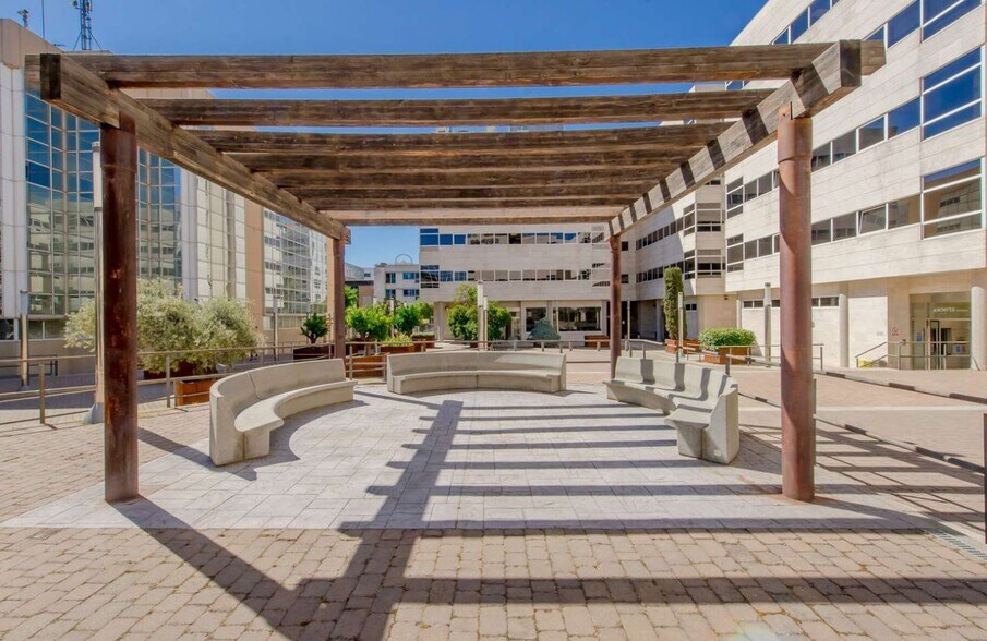 Calle de Julián Camarillo, 29, Madrid, Madrid to rent - Building Photo - Image 3 of 6