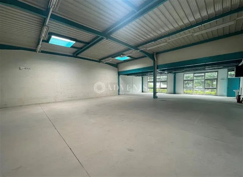 Light Industrial in Tremblay-en-France to rent - Interior Photo - Image 1 of 7