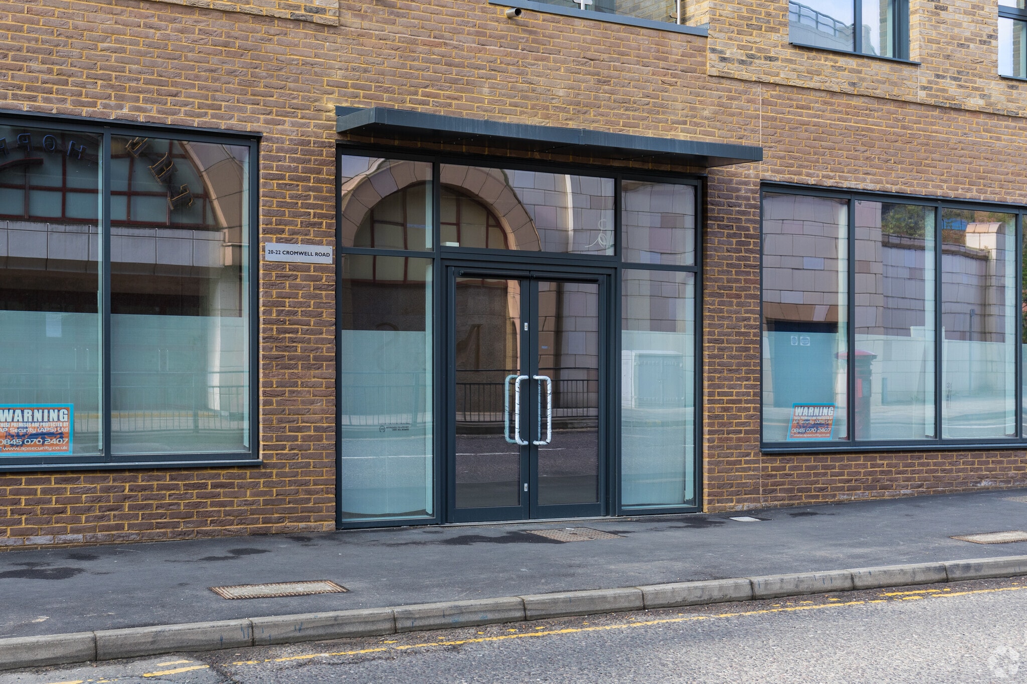 16-22 Cromwell Rd, Redhill to rent Building Photo- Image 1 of 5