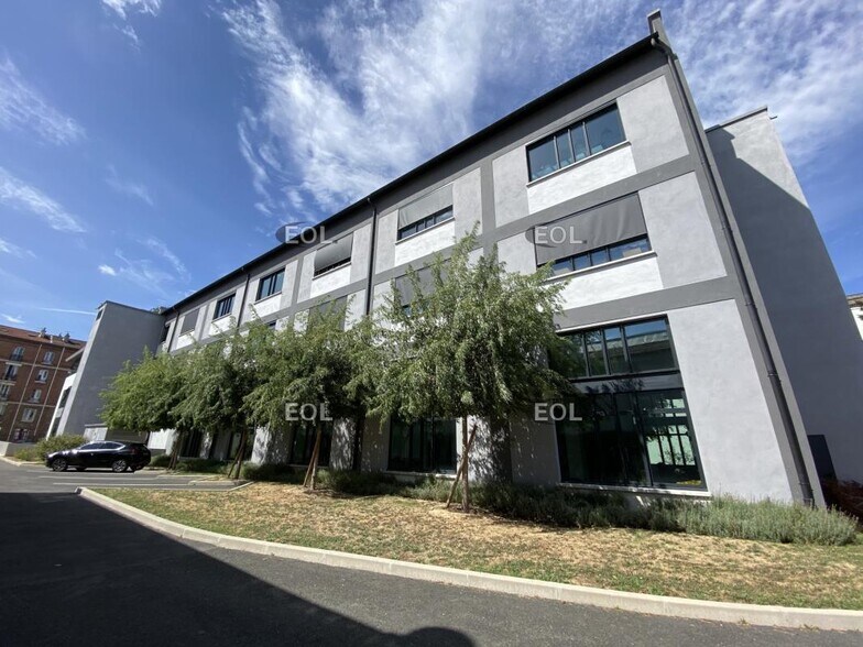 Light Industrial in Ivry-sur-Seine to rent - Building Photo - Image 1 of 28