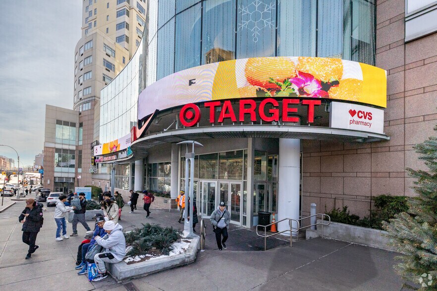 13107 40th Rd, Flushing, NY to rent - Building Photo - Image 3 of 9