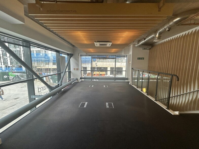 2 Riverside Way, Leeds to rent - Interior Photo - Image 3 of 5