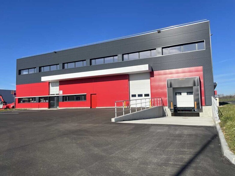 Chemin De Savoyan, Heyrieux to rent - Building Photo - Image 2 of 8