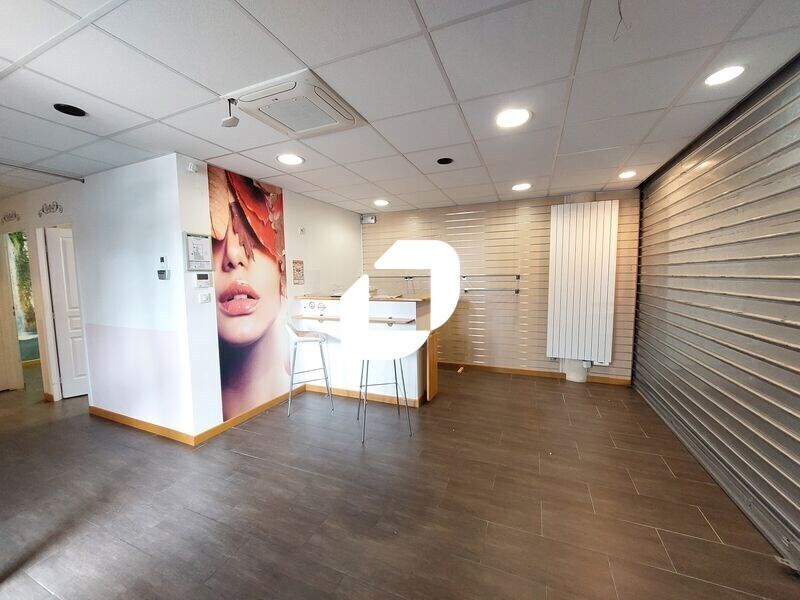 Retail in Élancourt to rent Interior Photo- Image 1 of 10