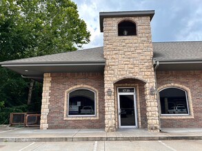 1701 W Forest Hills Blvd, Bella Vista, AR for rent Building Photo- Image 1 of 8