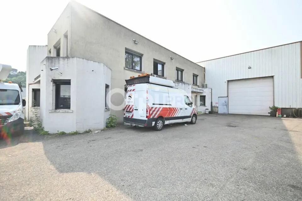 Light Industrial in Feyzin for sale Building Photo- Image 1 of 13