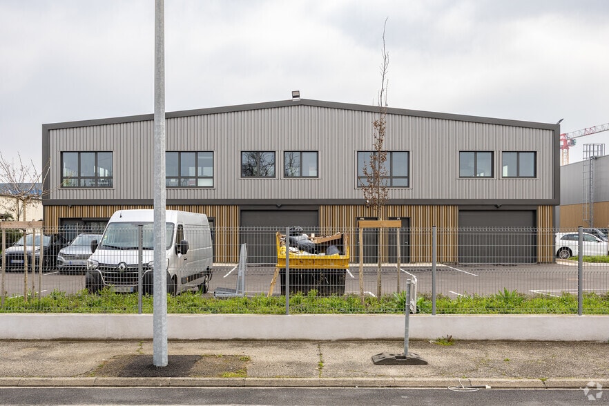 45 Rue Ampère, Chassieu to rent - Building Photo - Image 3 of 13