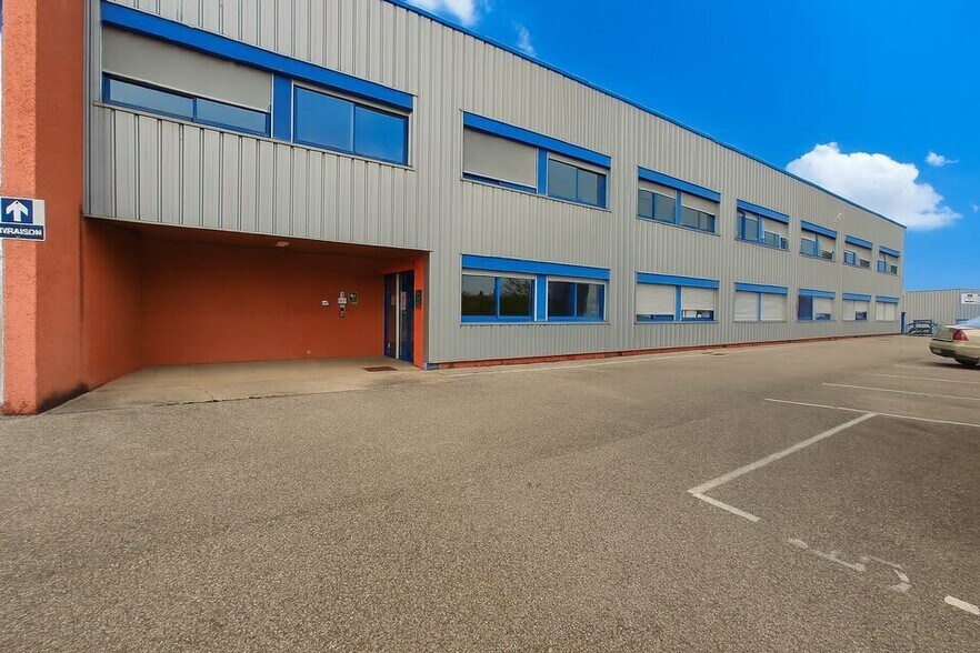 Light Industrial in Vaulx-Milieu for sale - Building Photo - Image 2 of 10