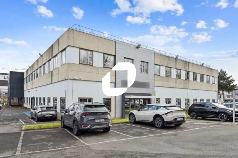 Light Industrial in Nanterre to rent - Building Photo - Image 1 of 12
