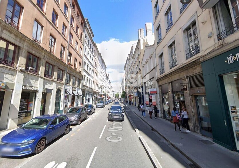 Retail in Lyon to rent - Building Photo - Image 3 of 4