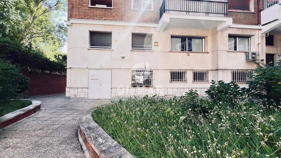 Retail in Madrid, Madrid to rent - Building Photo - Image 1 of 3