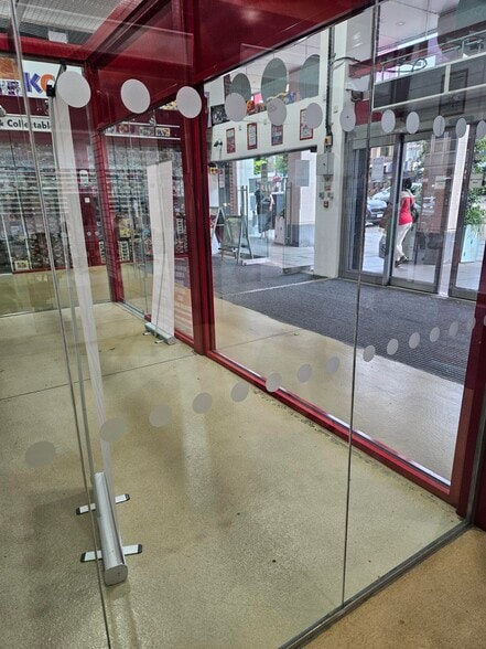 43 Market Pl, Romford to rent - Building Photo - Image 3 of 5