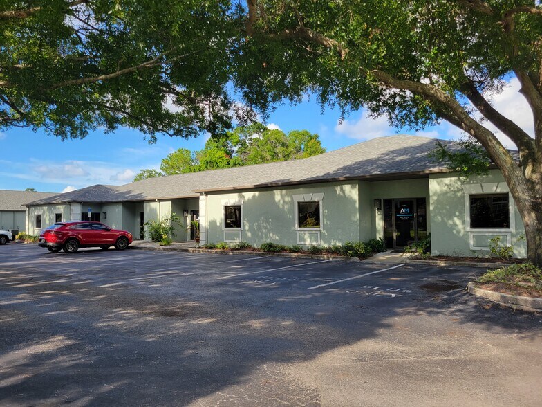 13555 Automobile Blvd, Clearwater, FL for rent - Building Photo - Image 2 of 4