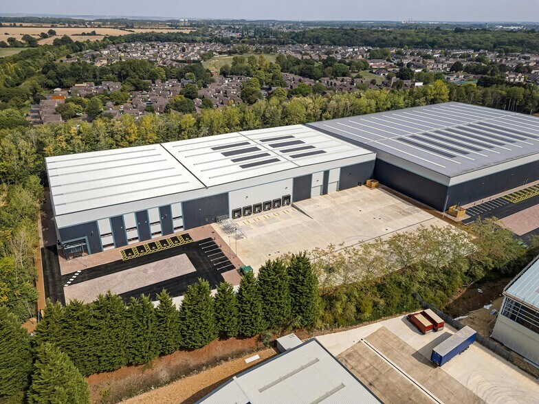 80 Saxon Way E, Corby to rent - Building Photo - Image 3 of 11