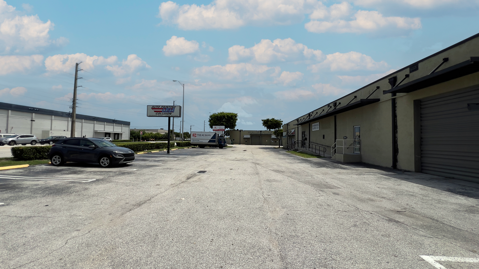 7250-7280 NW 25th St, Miami, FL for rent - Building Photo - Image 3 of 4