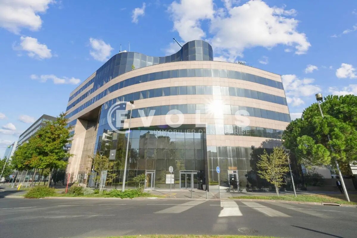 Office in Noisy-le-Grand to rent Building Photo- Image 1 of 15