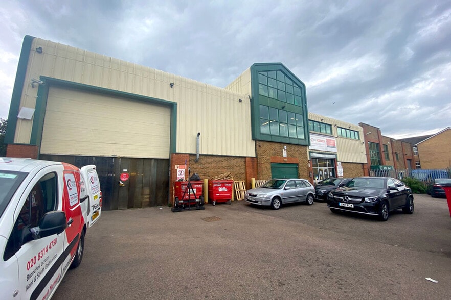 70 Malham Rd, London to rent - Building Photo - Image 3 of 9