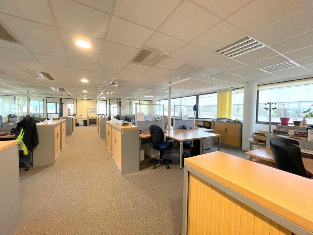 Office in Poissy to rent Building Photo- Image 1 of 19