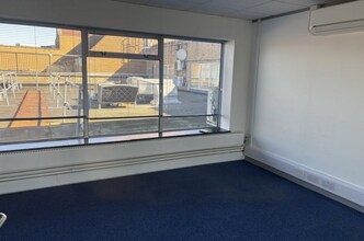 53A Crockhamwell Rd, Reading to rent Interior Photo- Image 2 of 4