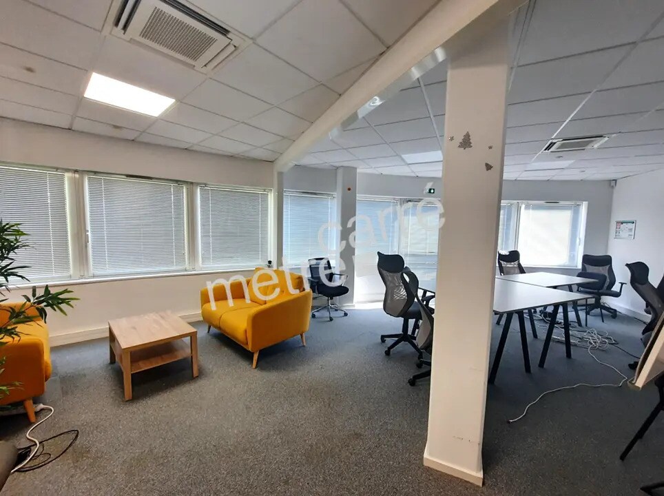 Location Bureaux 426 m² - Photo 1