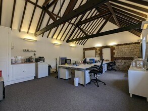 Seale, Seale to rent Interior Photo- Image 1 of 3