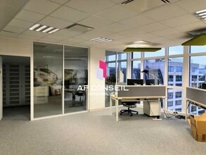 Office in Montigny-le-Bretonneux to rent Interior Photo- Image 2 of 7