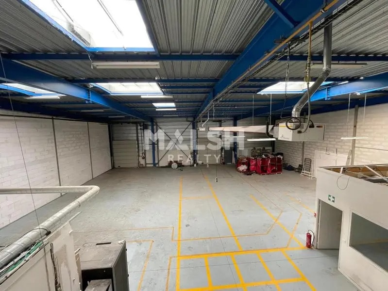 Light Industrial in Vaulx-en-Velin to rent Building Photo- Image 1 of 11
