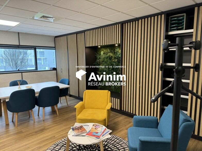 Office in Vaulx-en-Velin to rent - Interior Photo - Image 2 of 10