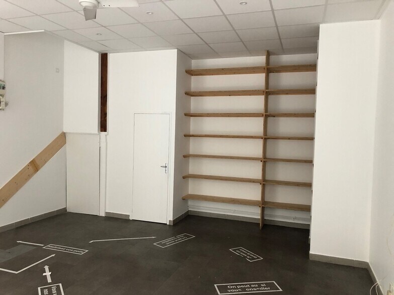 Retail in Lyon to rent - Building Photo - Image 3 of 5