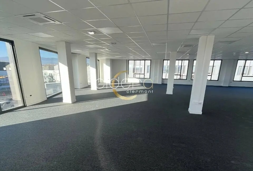 Location Bureaux 325 m² - Photo 1