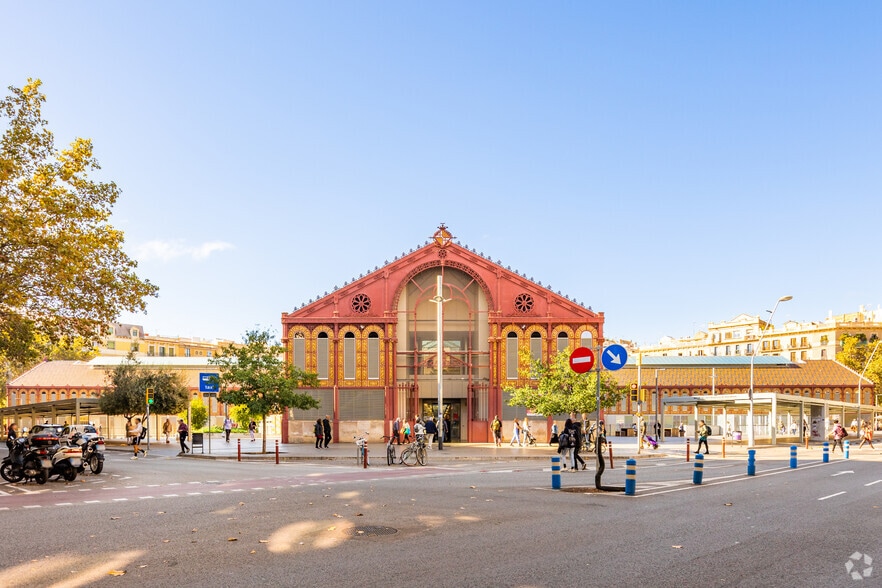 Retail in Barcelona, Barcelona to rent - Building Photo - Image 2 of 4